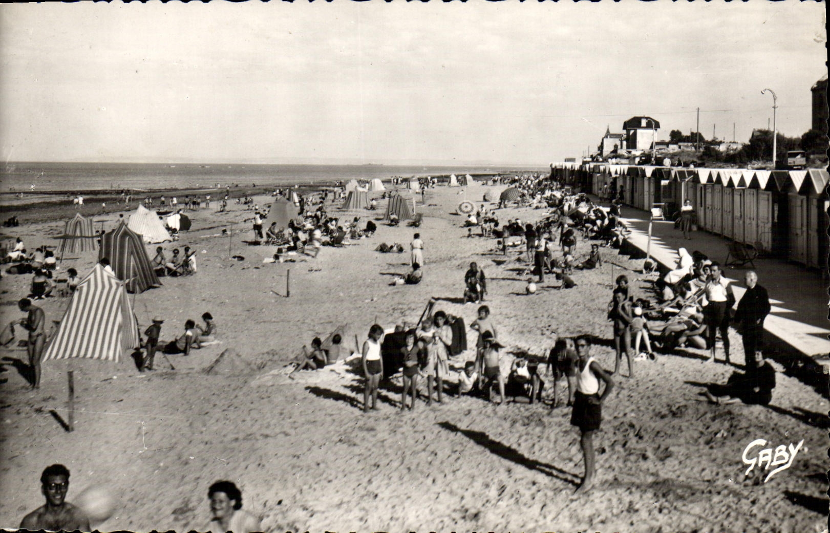 Langrune-sur-Mer — Overview of the Beach — Editions Gaby