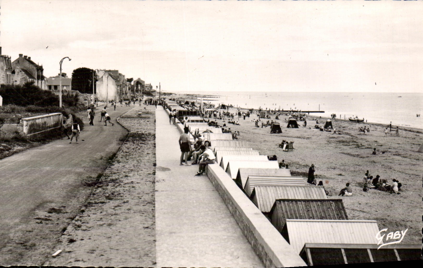 CPM Langrune Sur Mer Vue d Ensemble de la Plage