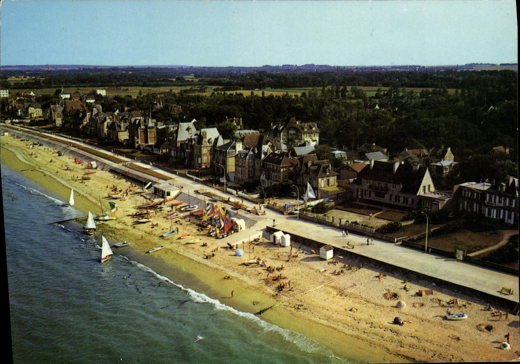 Lion-sur-Mer (Calvados) — Vue d'ensemble de la plage vers la Brèche d'Hermanville — Artatlas, N° 156