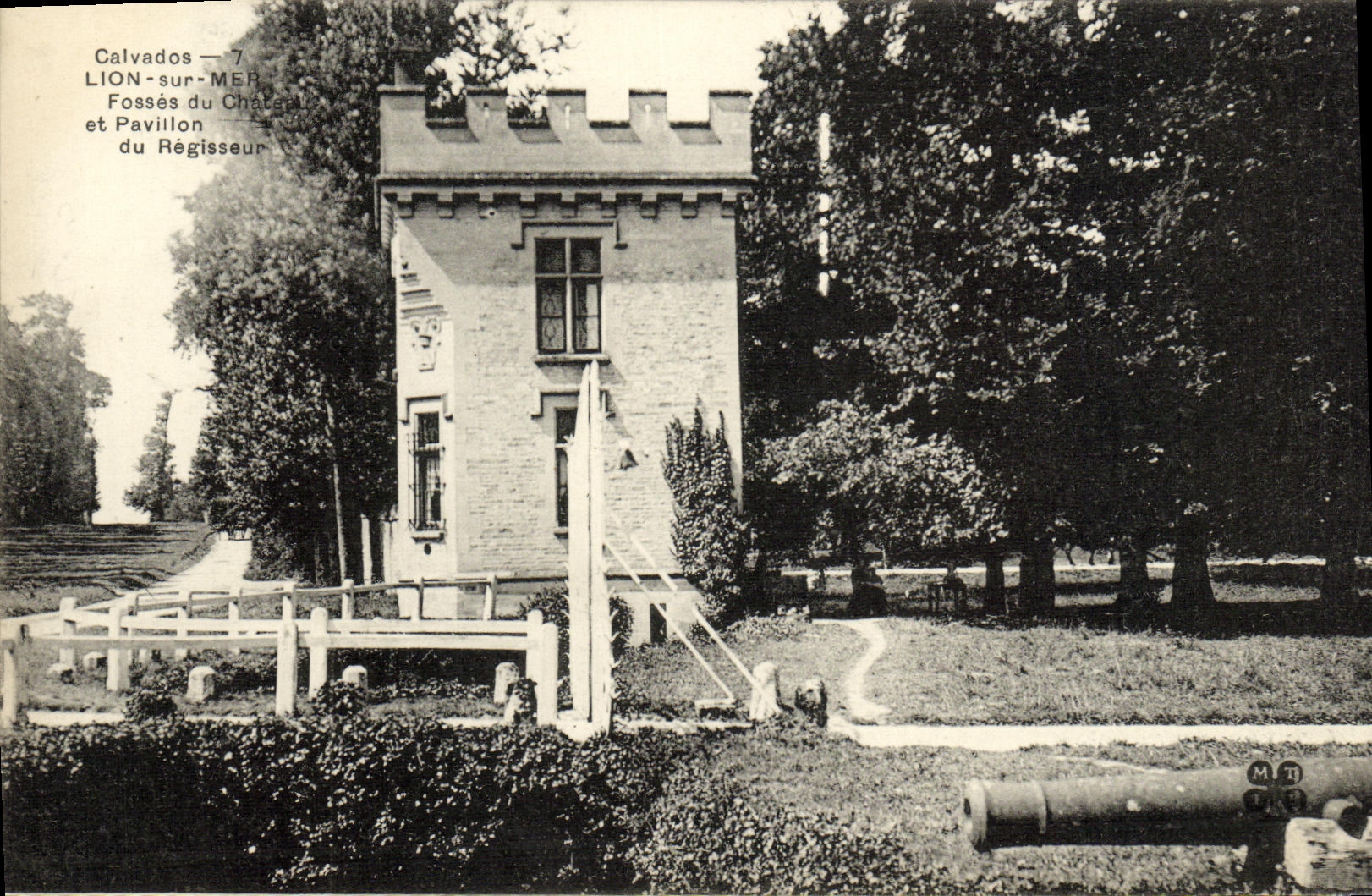 Lion-sur-Mer — Fossés du Château et Pavillon du Régisseur — Calvados