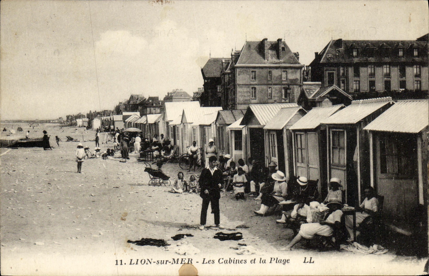 CPA Lion Sur Mer Les Cabines et la Plage