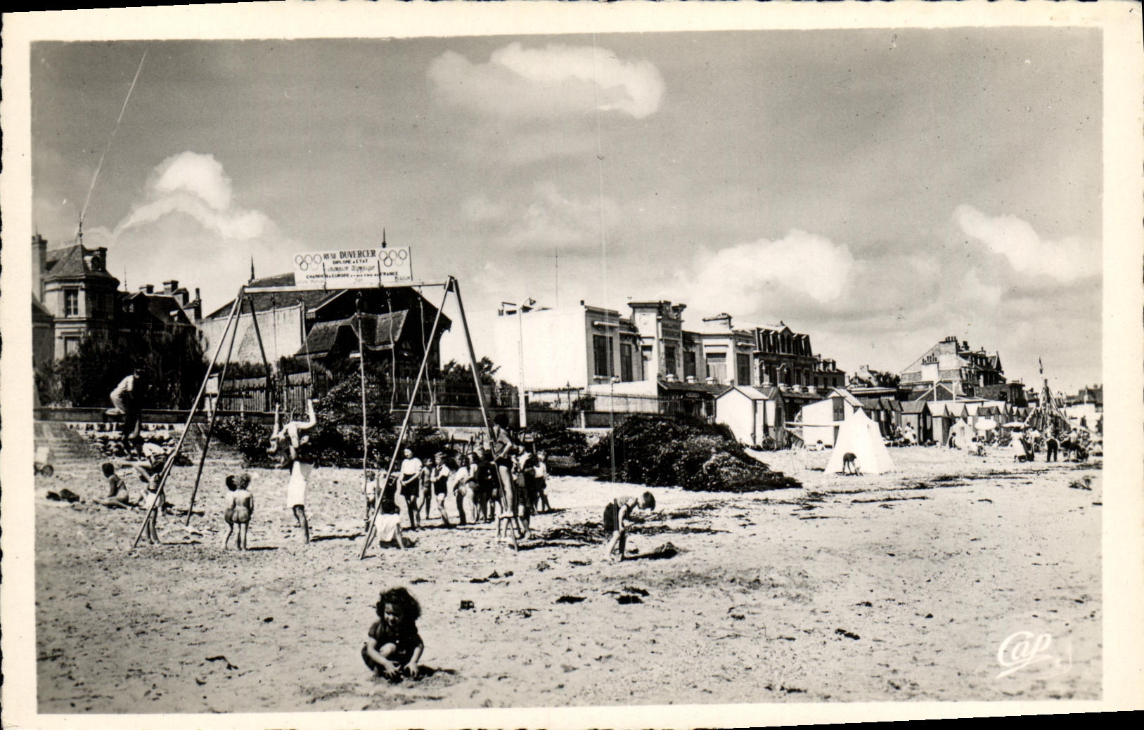 CPM Lion Sur Mer La Plage Jeux d Enfants