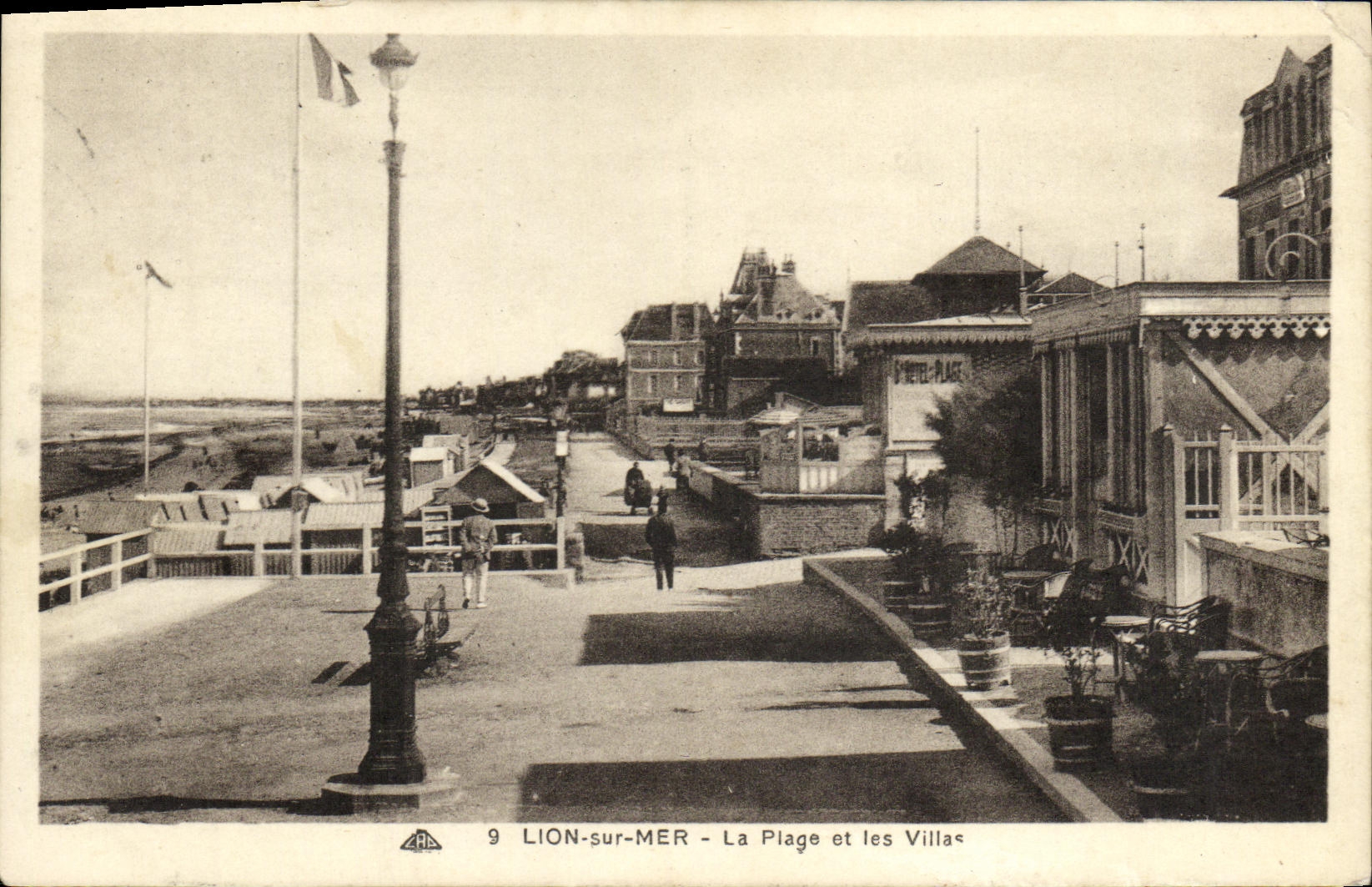 Vintage Postcard Lion Sur Mer Villa La plage et les villas