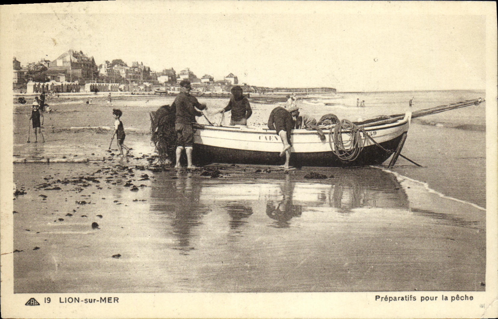 Lion-sur-Mer — Préparatifs pour la pêche — G. des Arts Photomécaniques, n°19