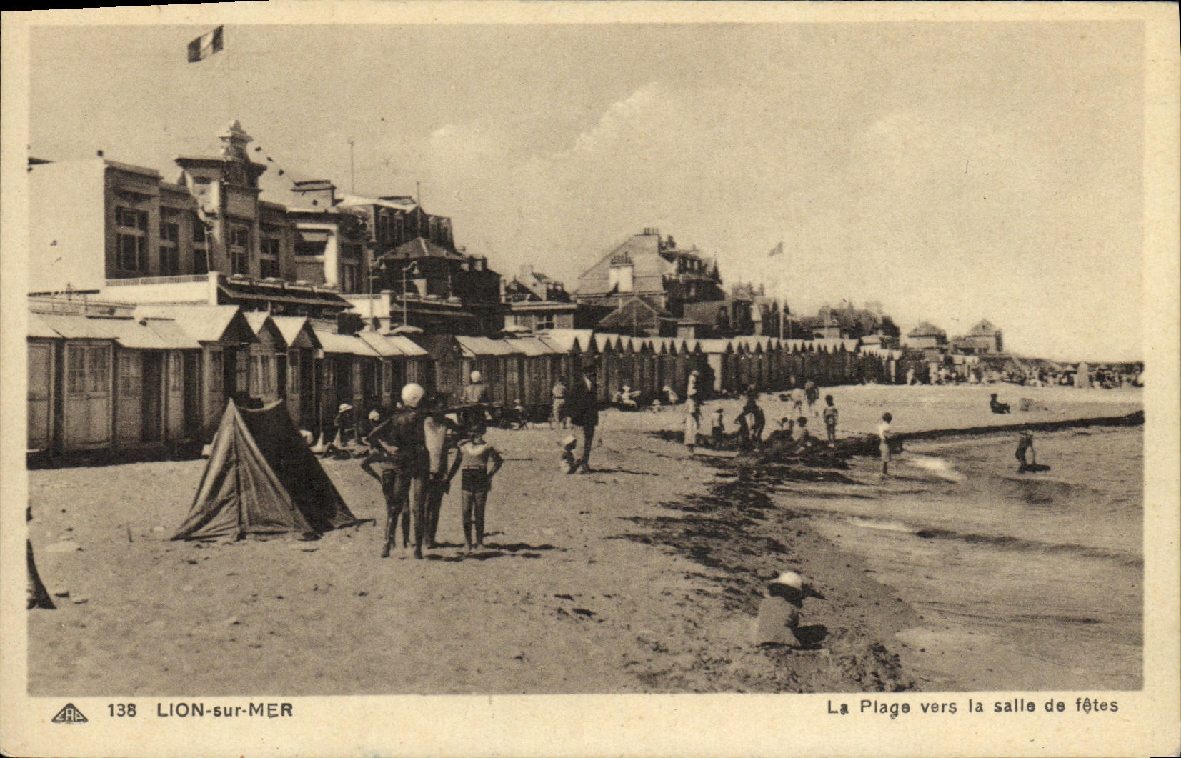 Lion-sur-Mer — La Plage vers la salle de fêtes — CPA n°138, éditeur Arts Photographiques