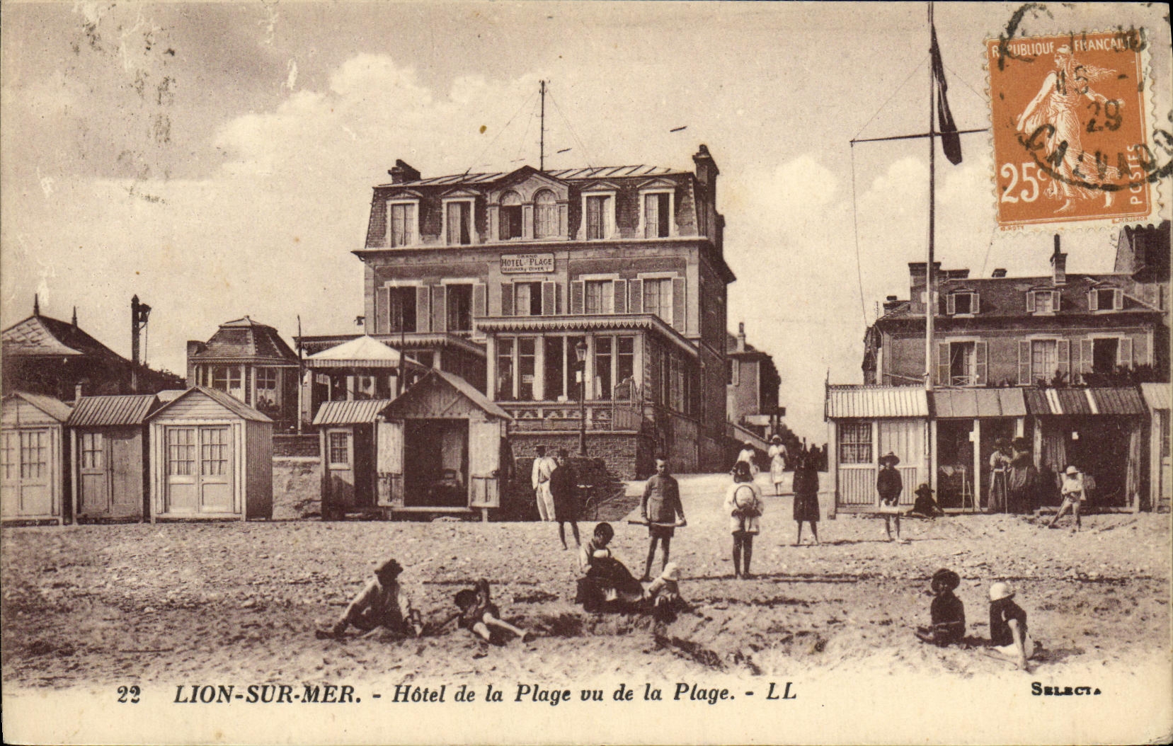 CPA Lion Sur Mer Hotel de la plage vu de la plage 