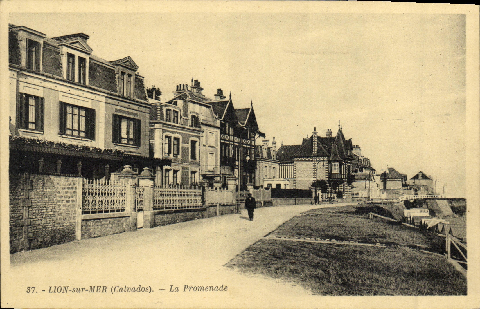 LION-sur-MER (Calvados) — La Promenade — éditeur Artaud, n° 57