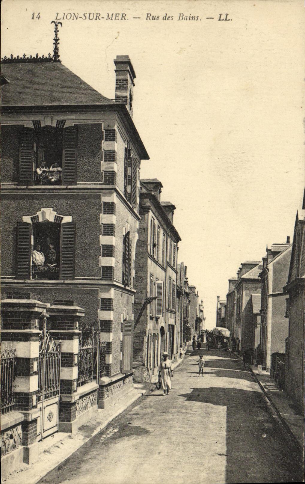 CPA Lion Sur Mer Rue Des Bains
