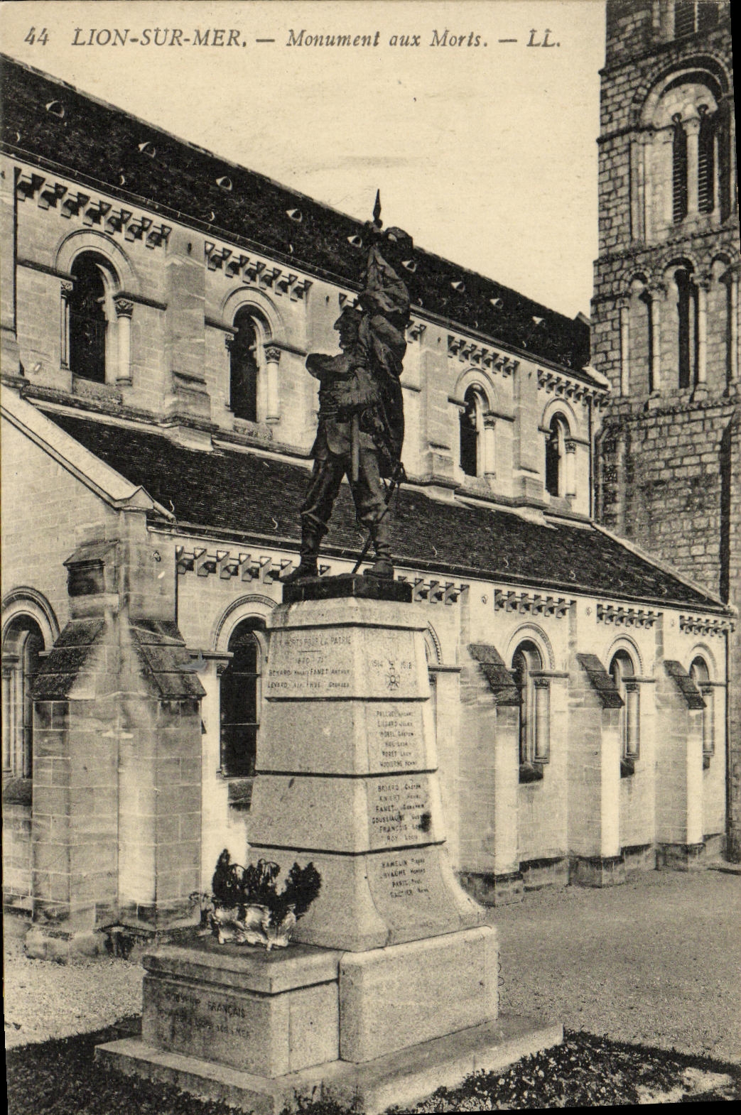 Lion-sur-Mer — Monument aux Morts — LL.