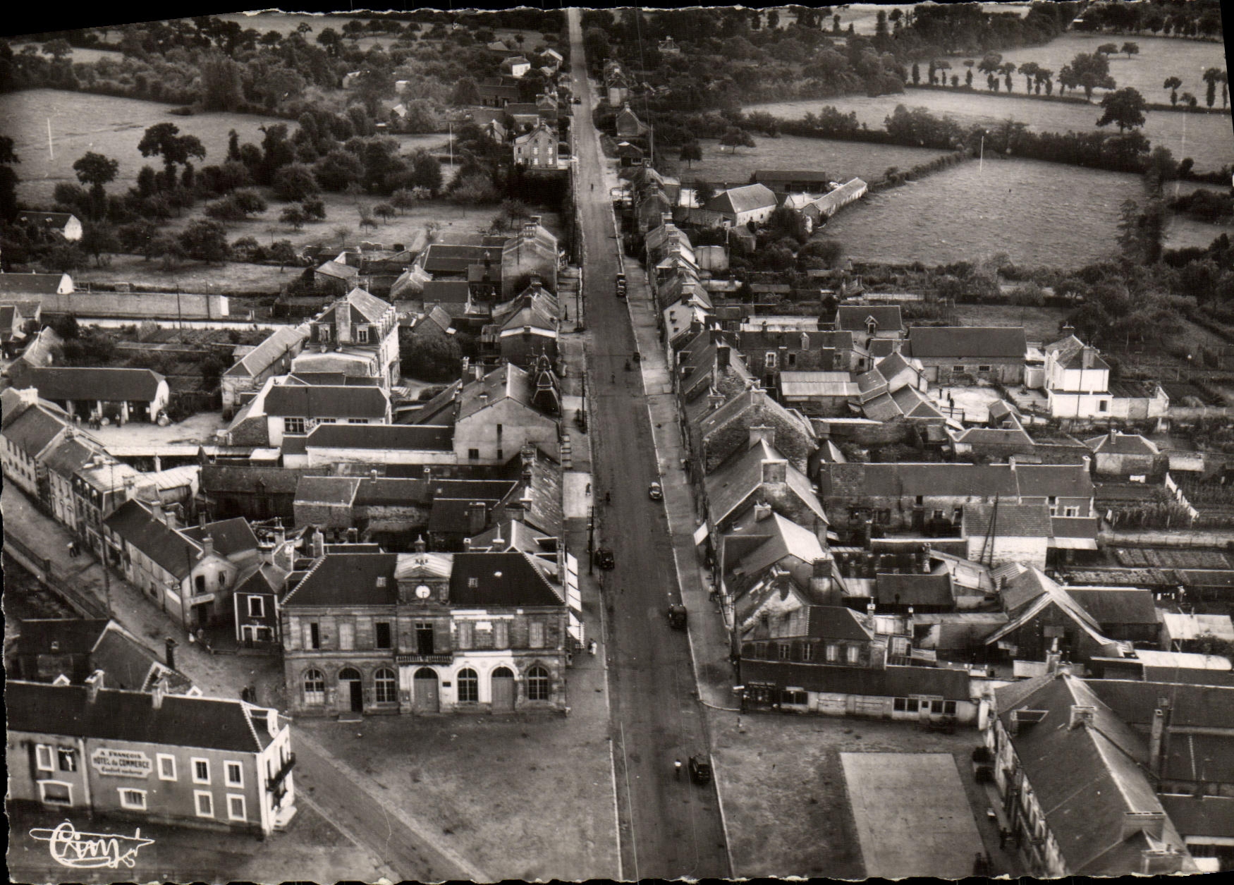 Littry (Calvados) — Vue aérienne — La mairie et route de Balleroy — Éditions JPM
