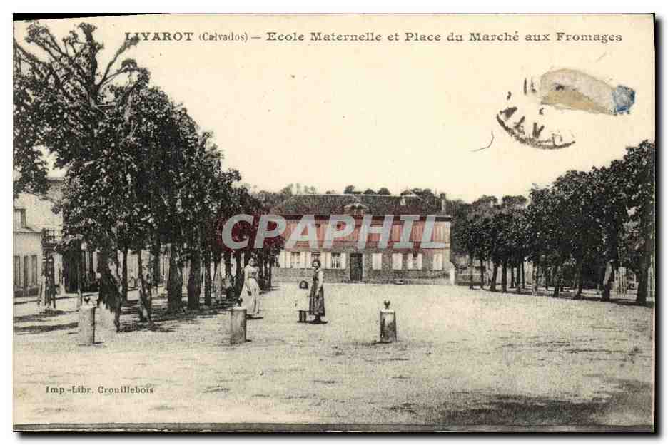 CPA Livarot Ecole Maternelle et Place du Marche aux Fromages