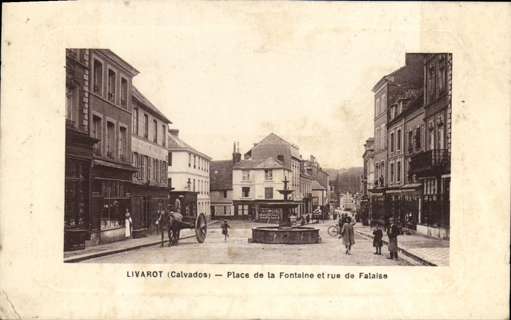 CPA Livarot Place de la Fontaine et rue de Falaise