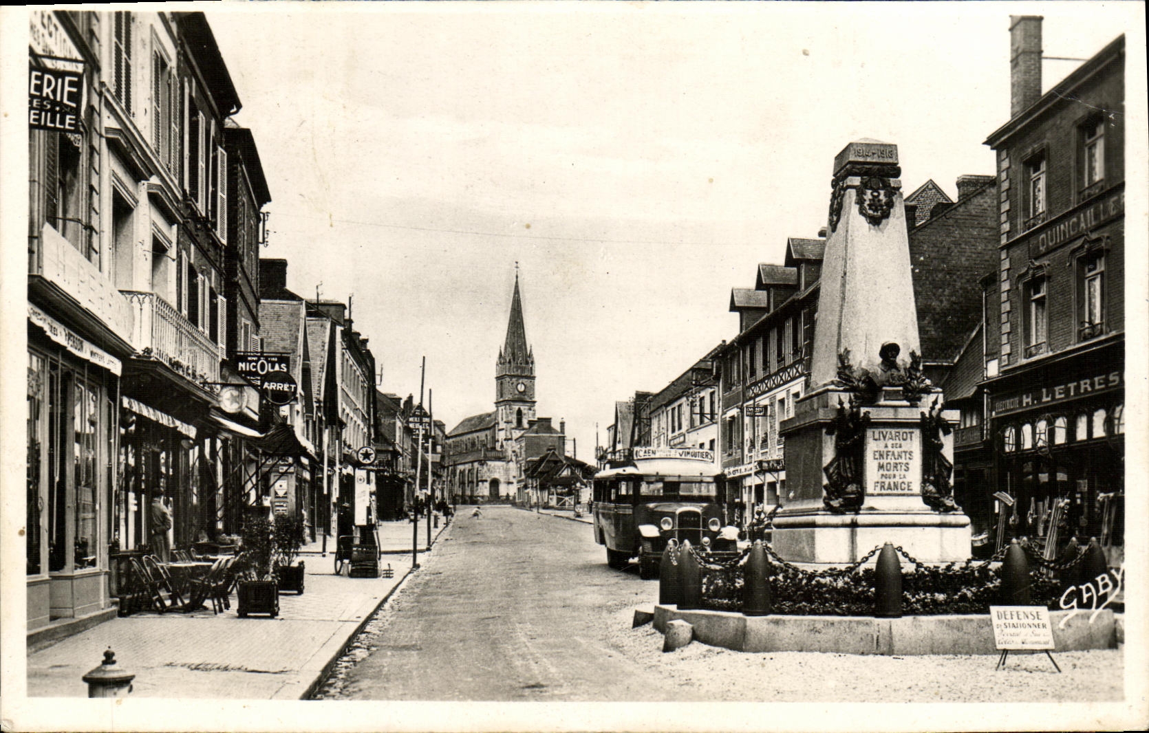 CPA Livarot Monument aux Morts et rue Marechal Foch Militaria
