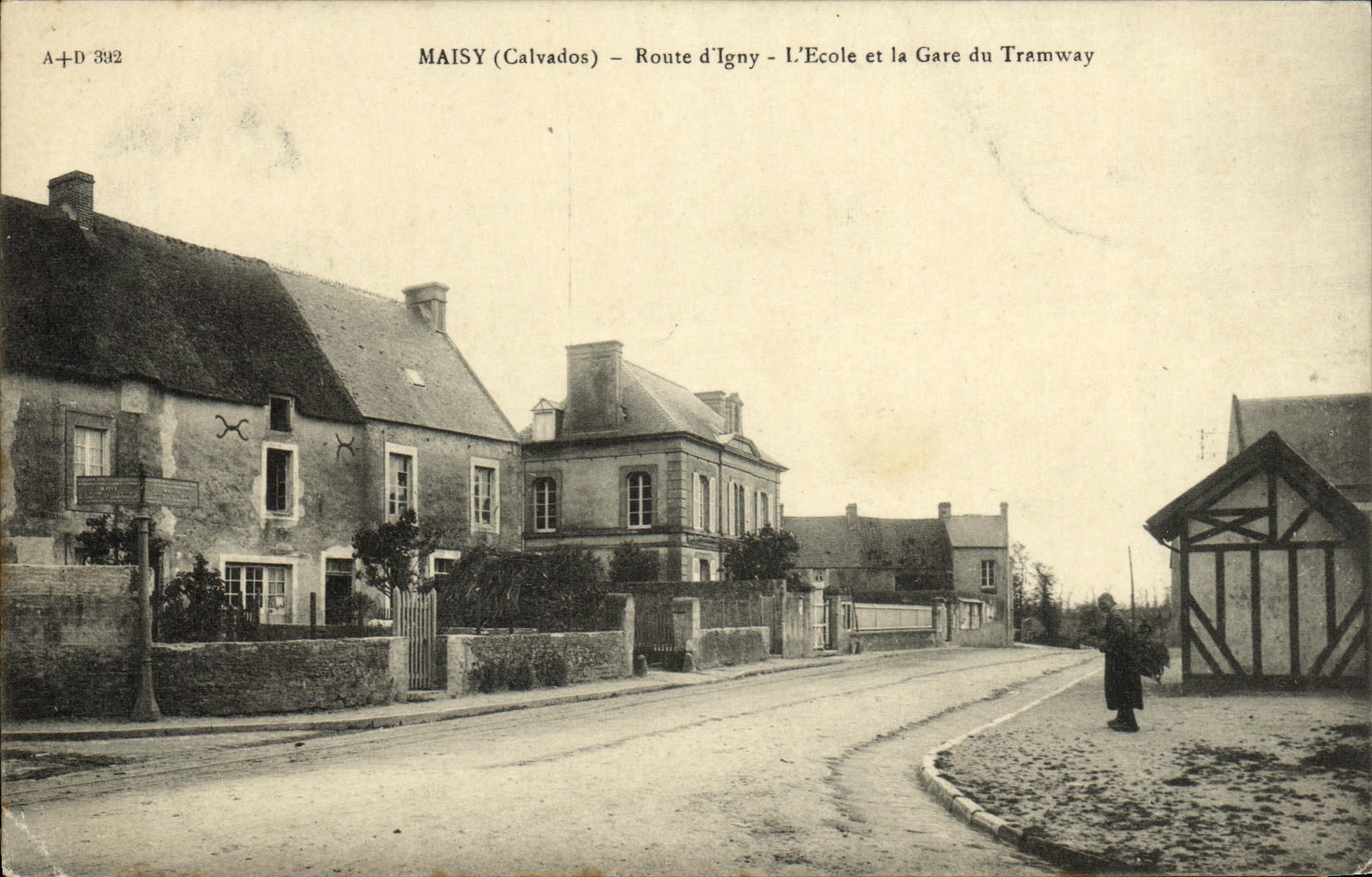 CPA Maisy Route d Igny L Ecole et la Gare du Tramway