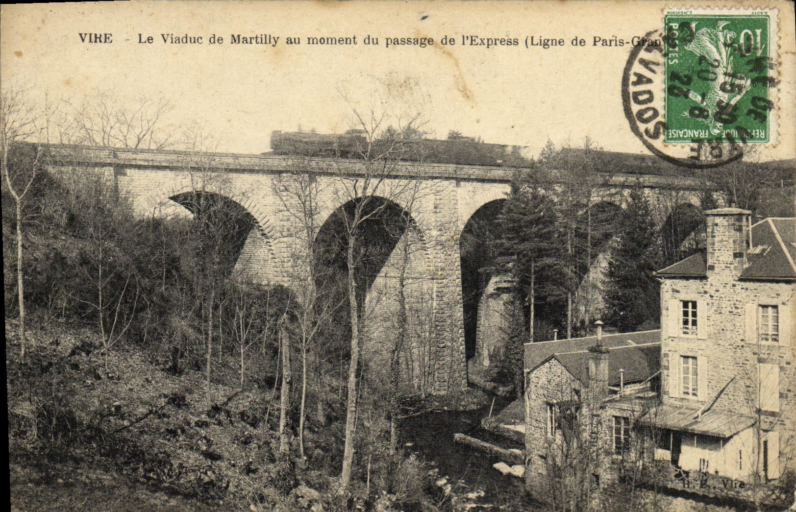 Vire - Le Viaduc de Martilly au moment du passage de l'Express (Ligne de Paris-Gran)