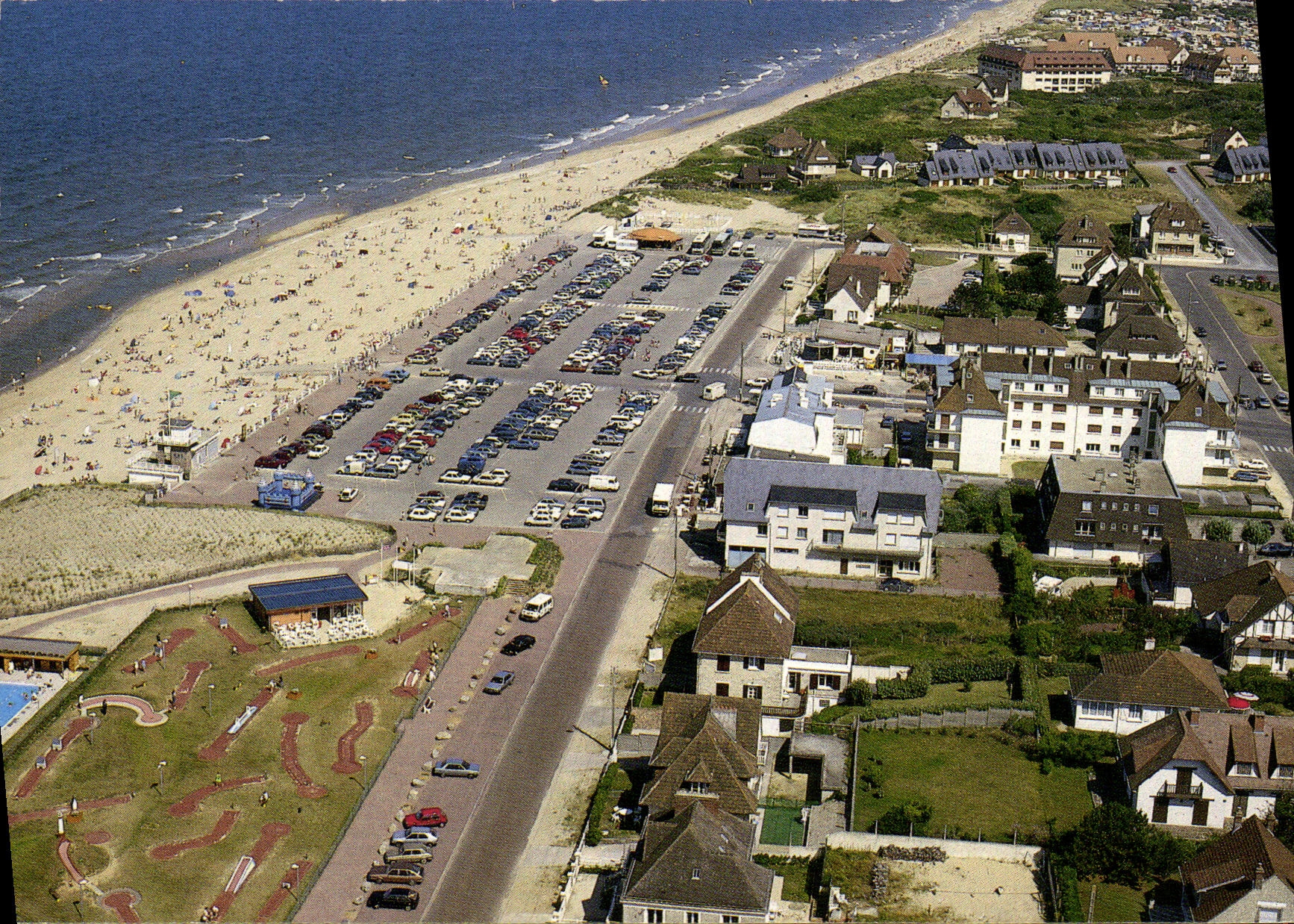 Merville-Franceville — Luftbild der Strandpromenade — Éditions DUBRAT