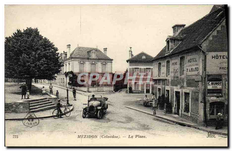CPA Mezidon La Place Automobile