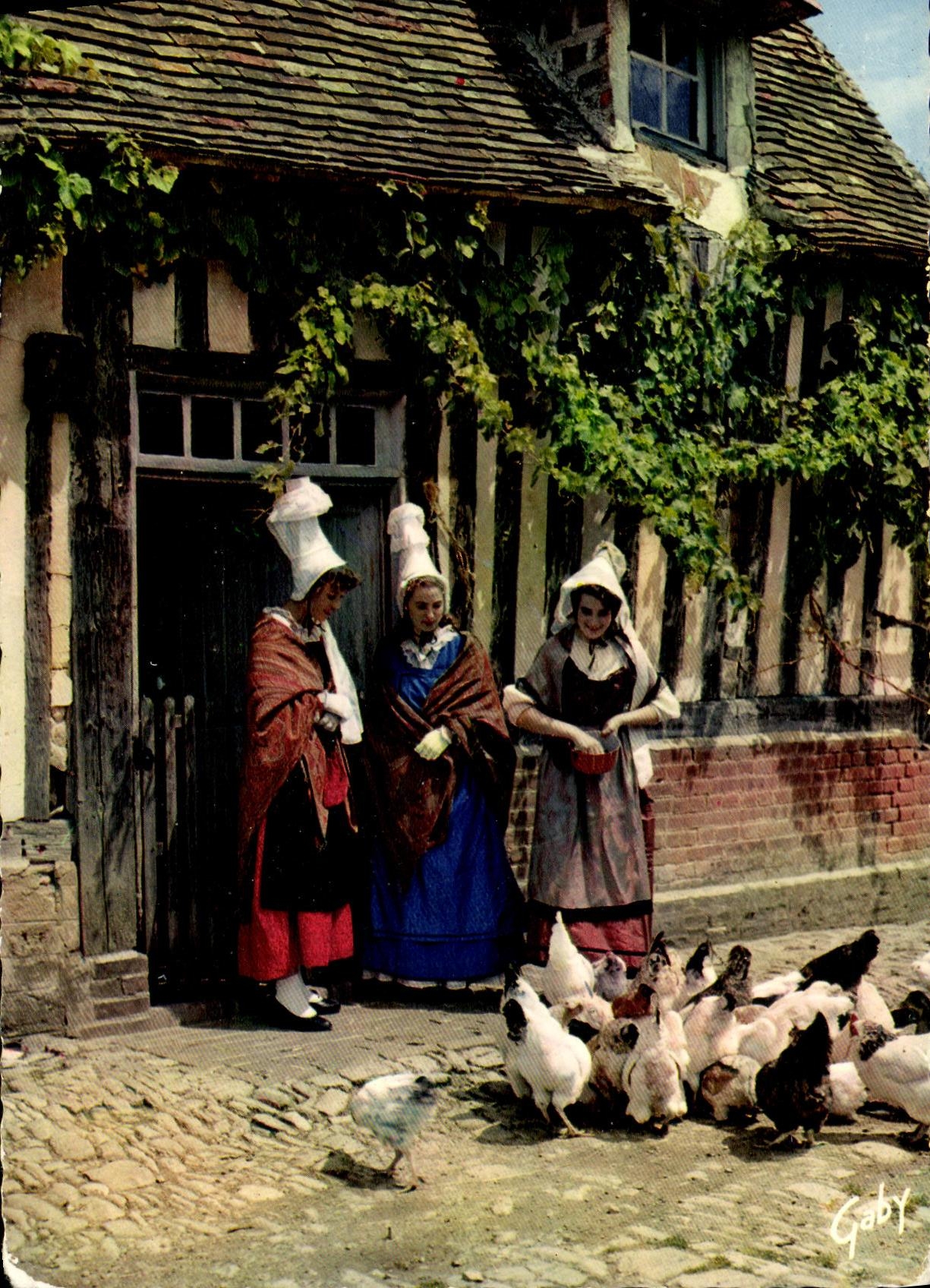 Folklore de France — La Normandie — Ancienne Maison presbytérale de Montreuil-en-Auge — Costumes des pays d'Auge et de Caux