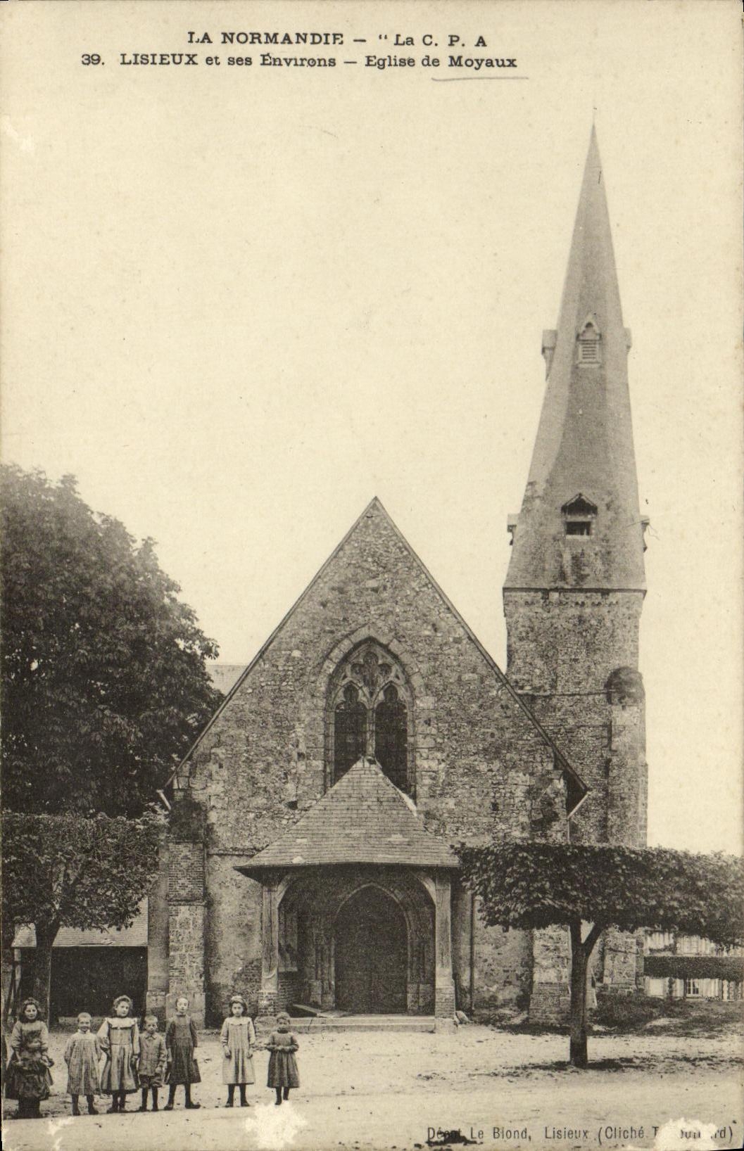 CPA Lisieux et ses Environs Eglise de Moyaux Enfants