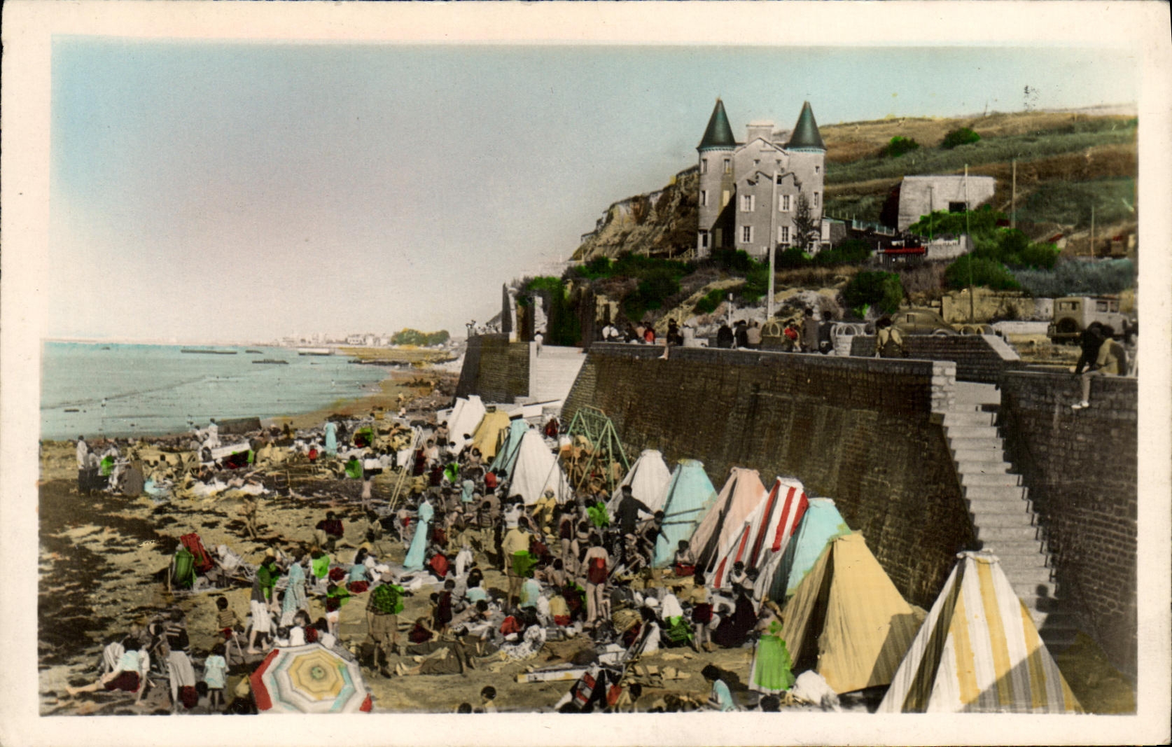CPA Les Belles Plages Normandes Arromanches La Plage et les Falaises