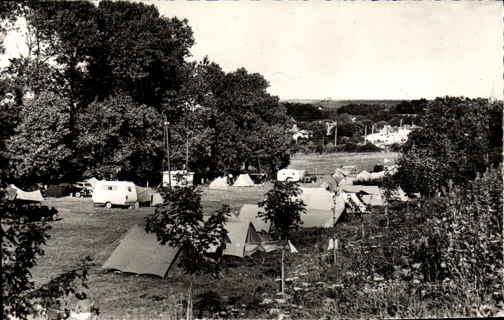CPM Arromanches Le superbe Terrain de Camping situe pres de la plage et du bourg