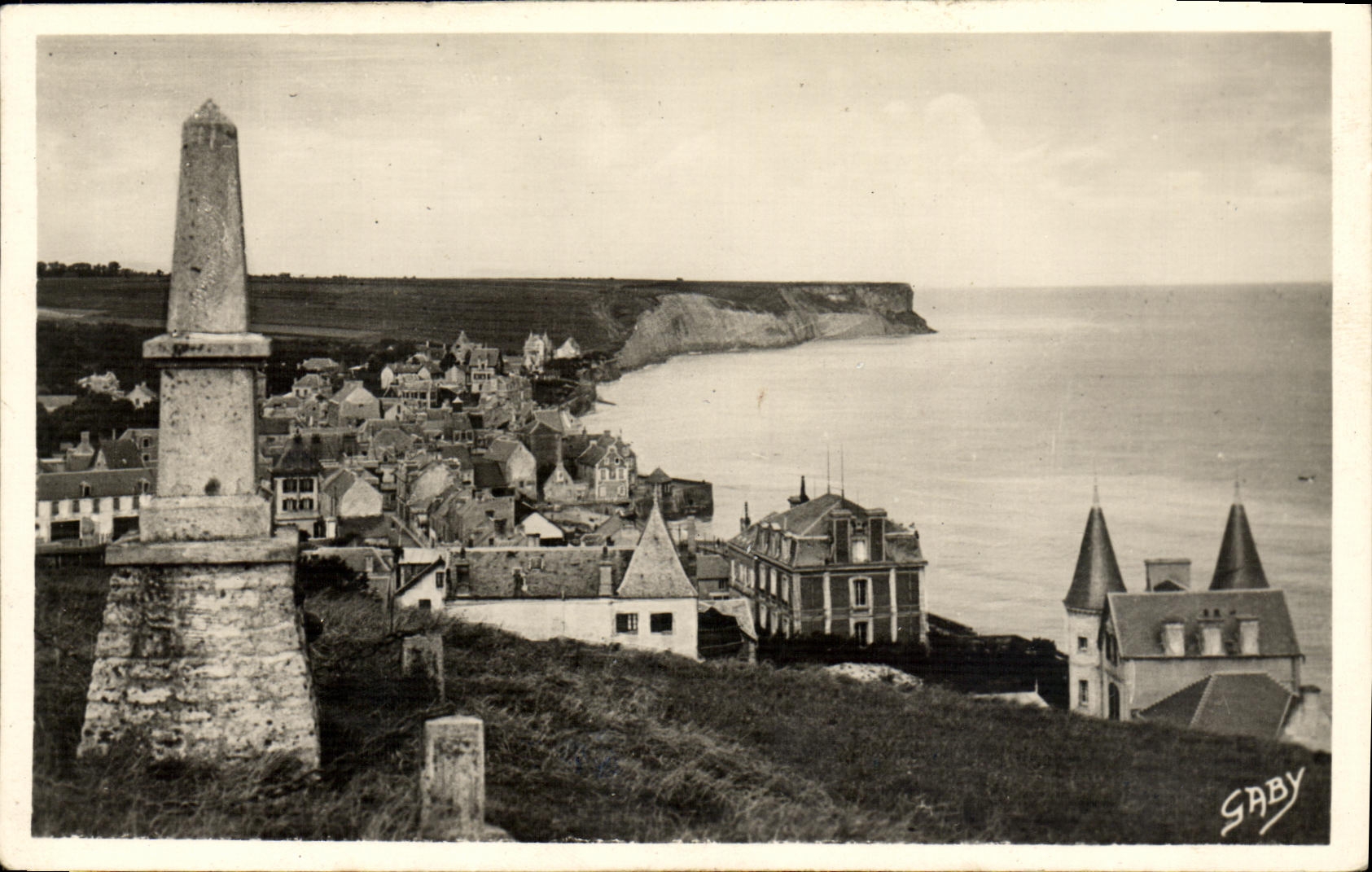 CPA Arromanches les Bains Vue Generale prise des Falaises et monument commemoratif du centenaire du combat naval 1811