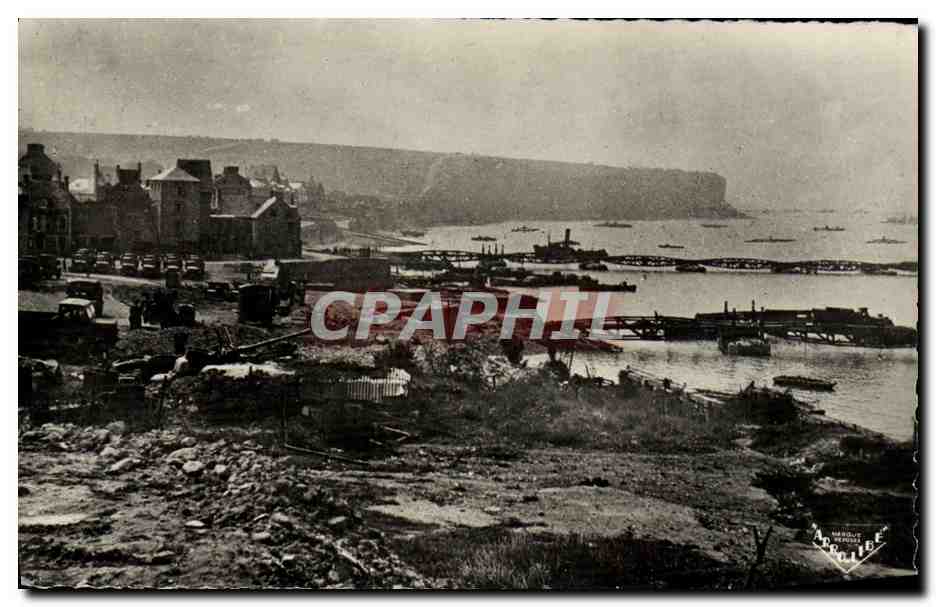 CPM Arromanches les Bains Le Port de la Liberation Les jetees de debarquement vue prise de la villa