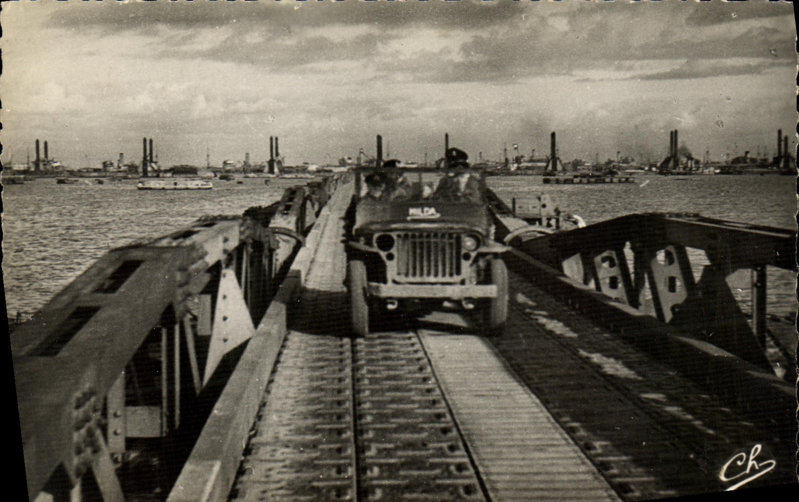 CPM Arromanches les Bains Port Winston Charchill Une des Jetees Au large les quais de debarquement Jeep