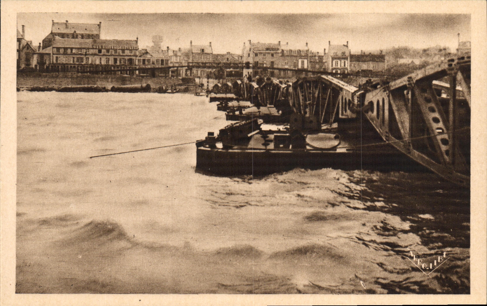CPA Arromanches les Bains Le Port de la Liberation Perspective du large sur la digue Militaria 