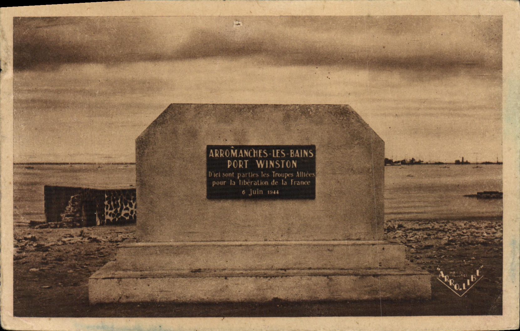 CPA Arromanches les Bains Le Port de la Liberation Monument Commemoratif provisoire