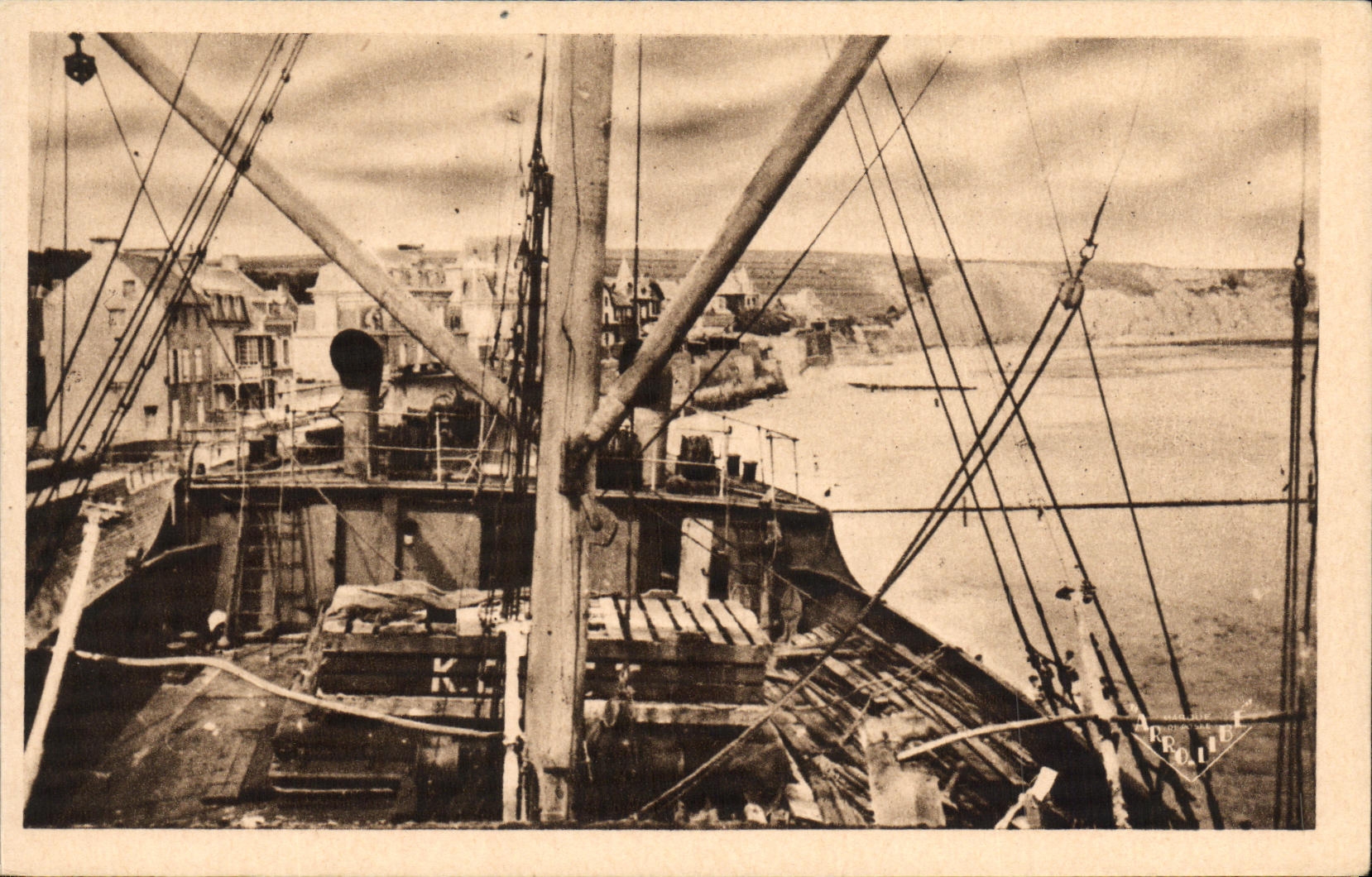 Le port de Arromanches-les-Bains — Vue prise sur le « Komet » échoué — Photo Chevrot, n°326