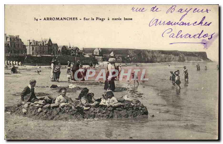 CPA Arromanches sur la Plage a maree basse Enfants