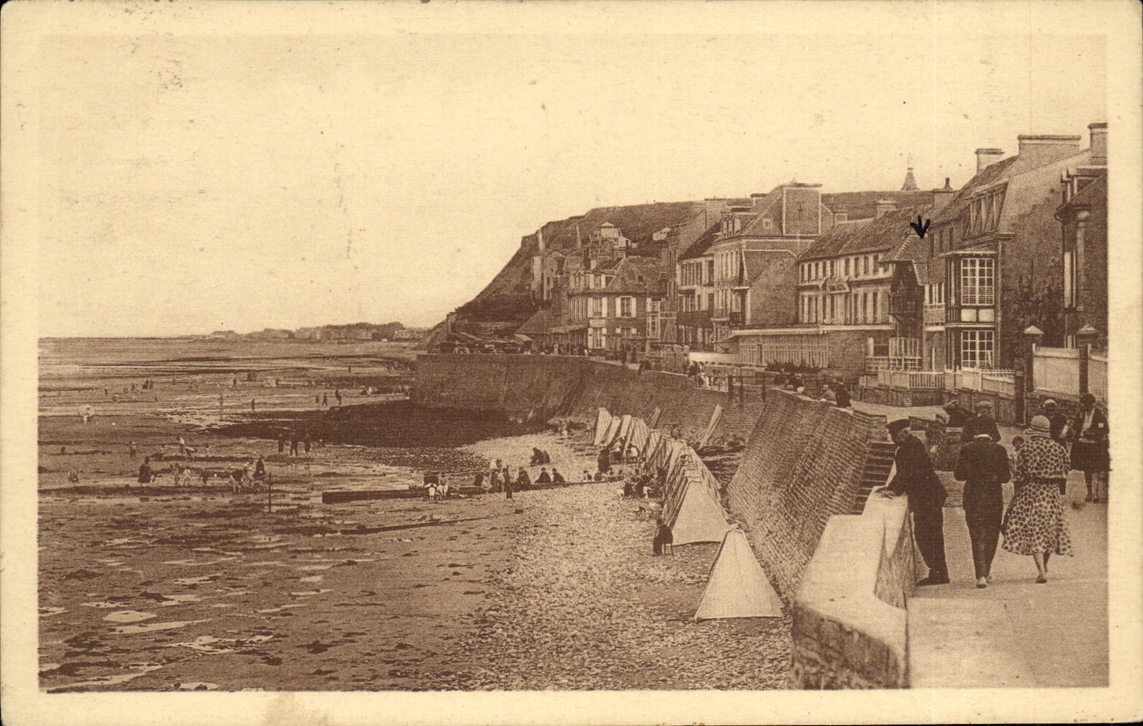 Vue sur la digue et les cabines — Éditeur : Verromanches & L. Letellier, Paris — N° 67