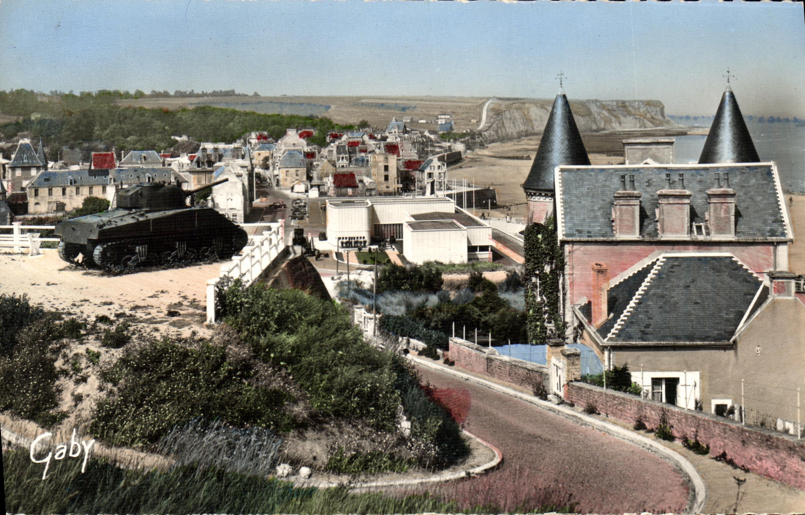 Arromanches — Vue d'ensemble, le Tank et le Musée — Éditions Gaby