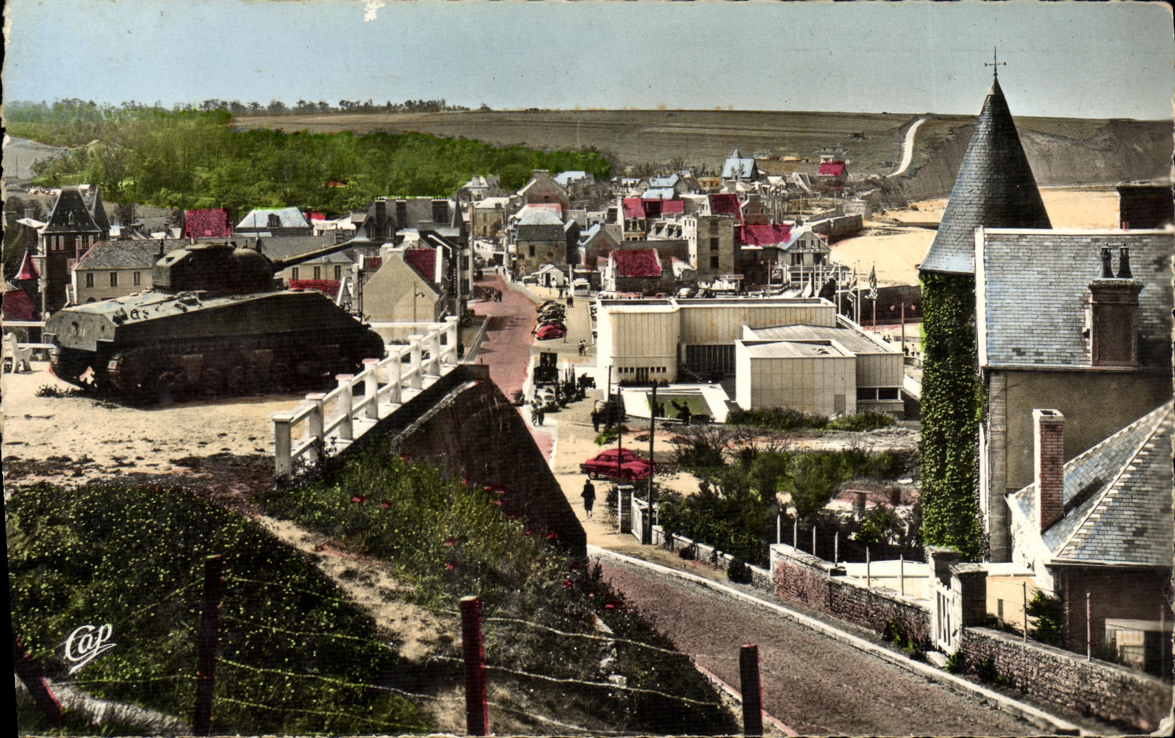 CPM Arromanches les Bains Port de la Liberation Vue Generale Tank