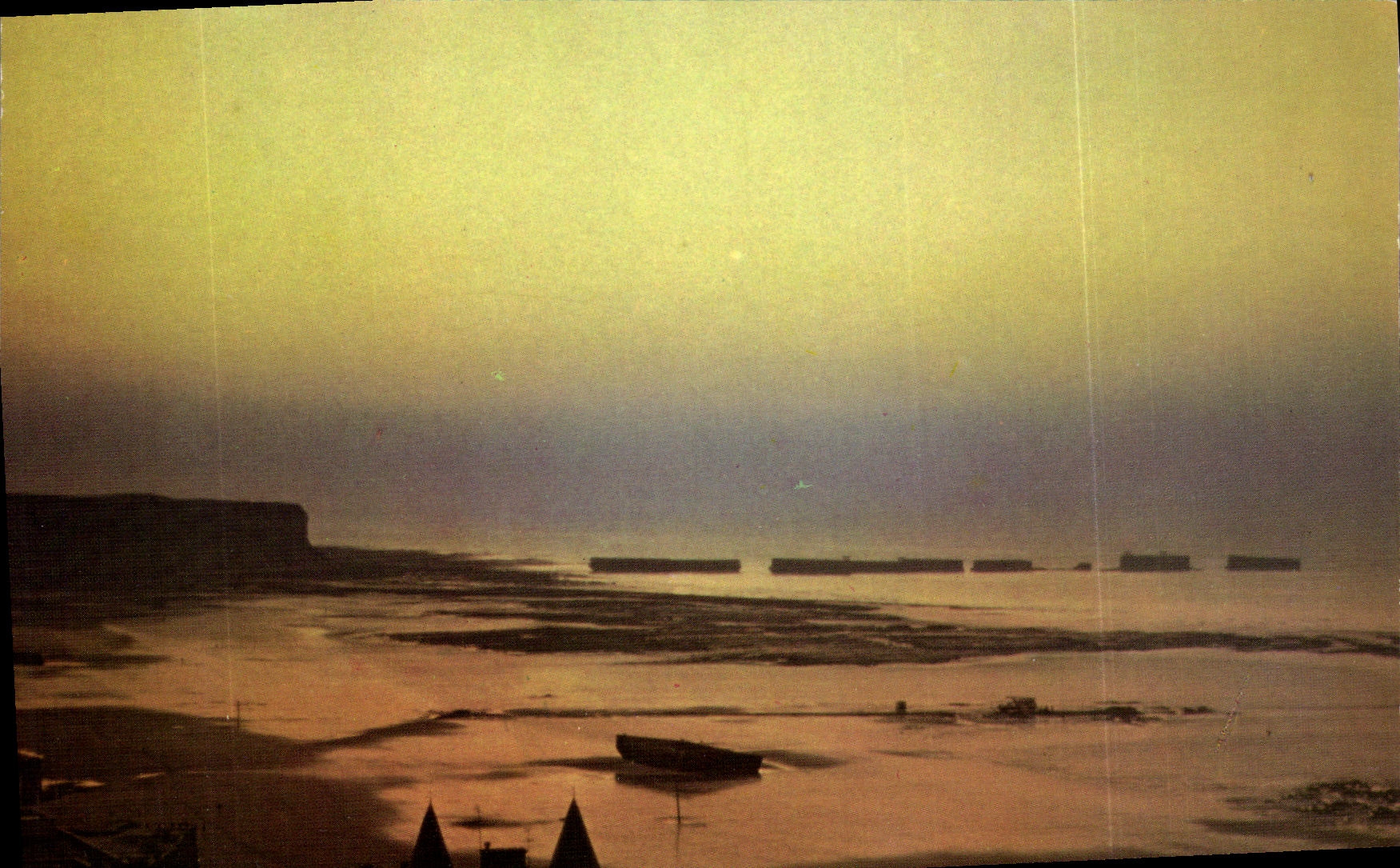 CPM Arromanches Vue Generale Les vestiges du debarquement au couchant Militaria