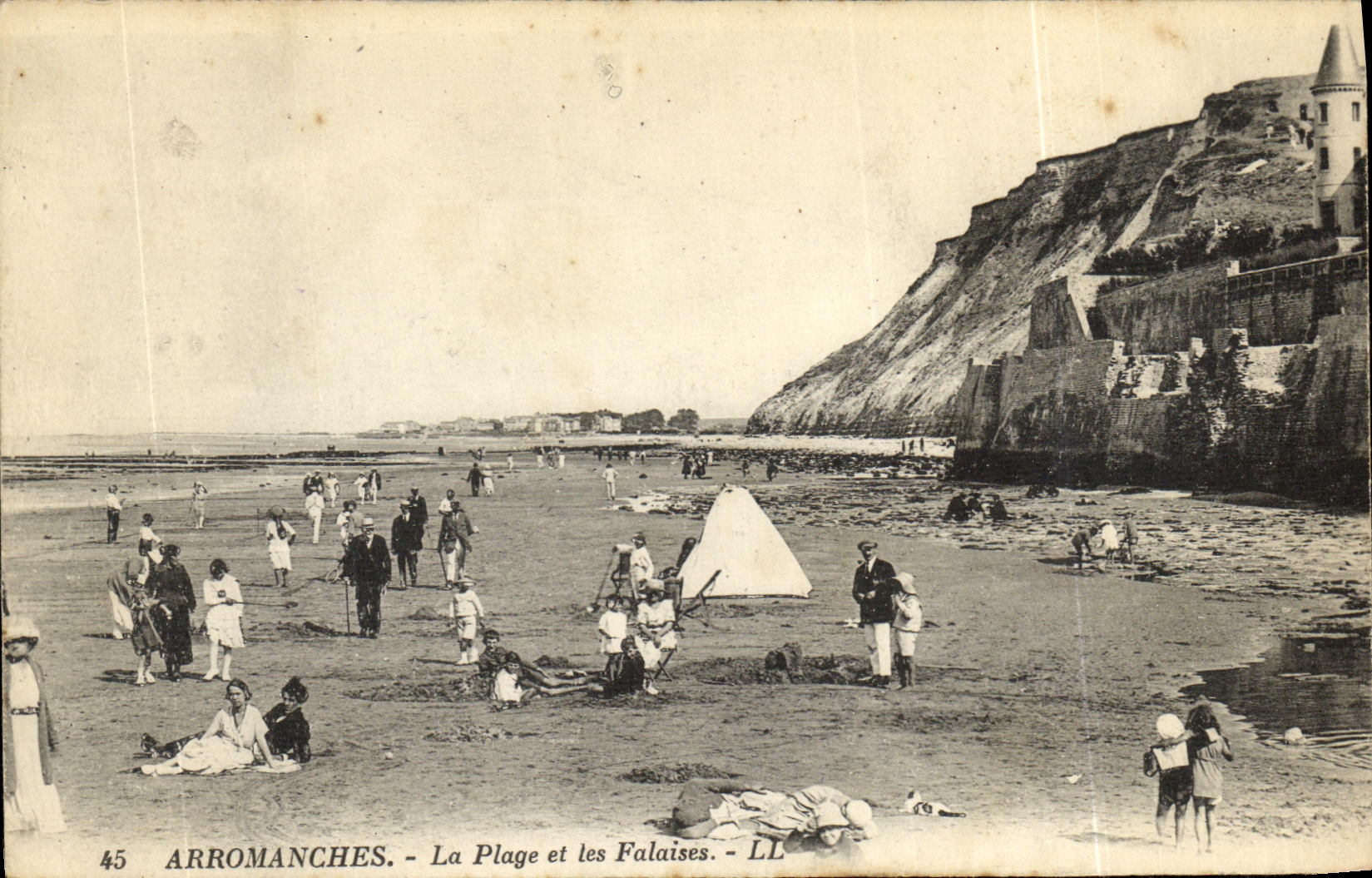 CPA Arromanches La Plage et les Falaises