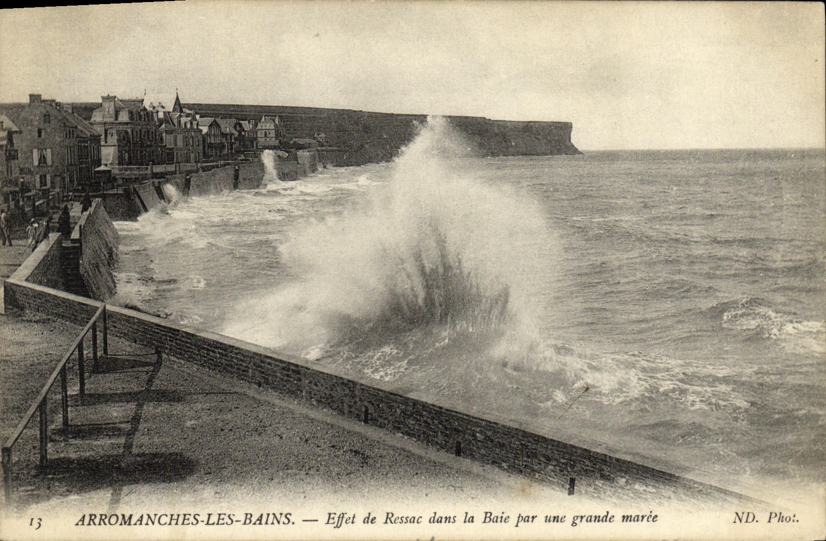 Arromanches-les-Bains — Effet de Ressac dans la Baie par une grande marée — ND. Phot.