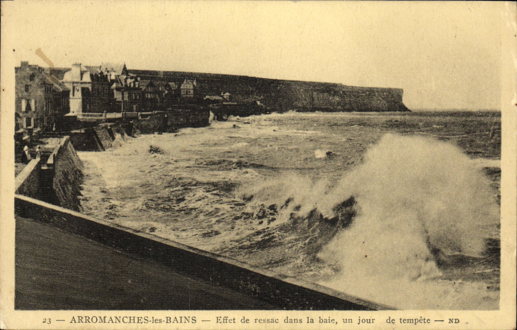 Arromanches-les-Bains — Effet de ressac dans la baie, un jour de tempête — ND