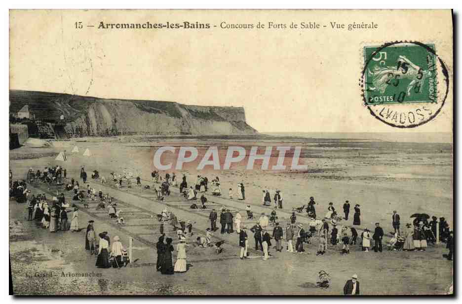 CPA Arromanches Les Bains Concours de Forts de Sable Vue Generale Enfants