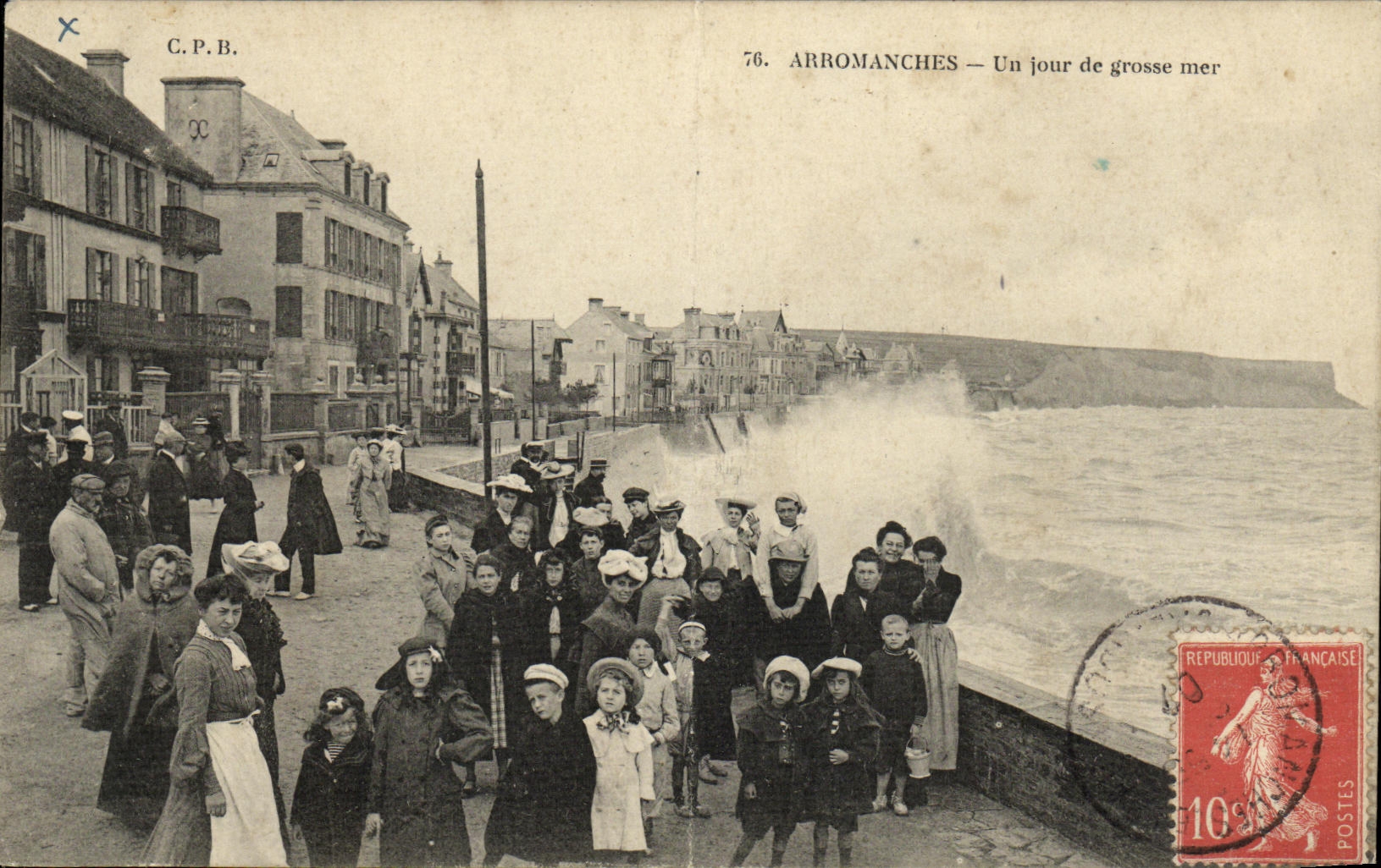CPA Arromanches Un Jour de Grosse Mer Enfants