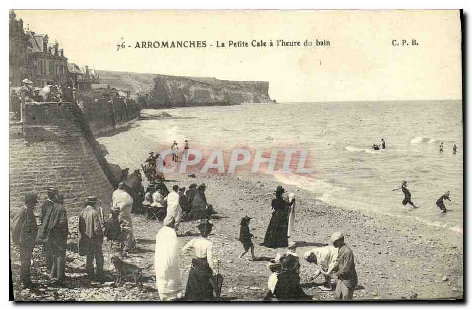 CPA Arromanches La Petite Cale a L Heure du Bain