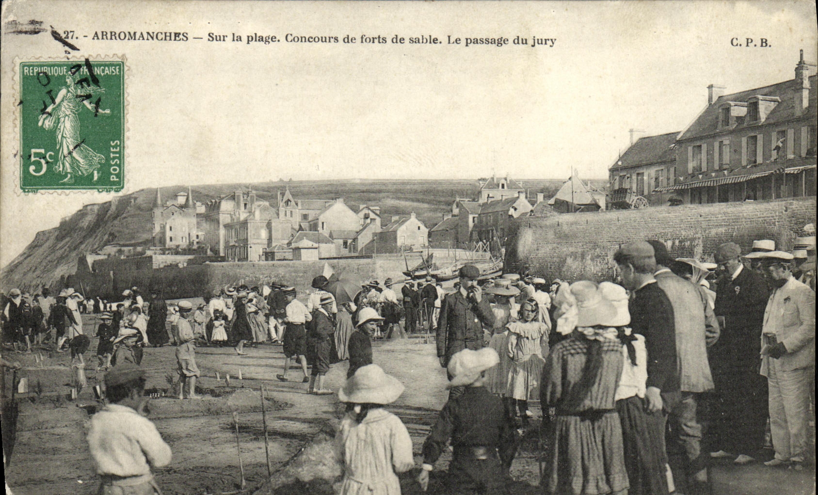 Arromanches — Sulla spiaggia. Concorso di forte di sabbia. Il passaggio della giuria — C.P.B.