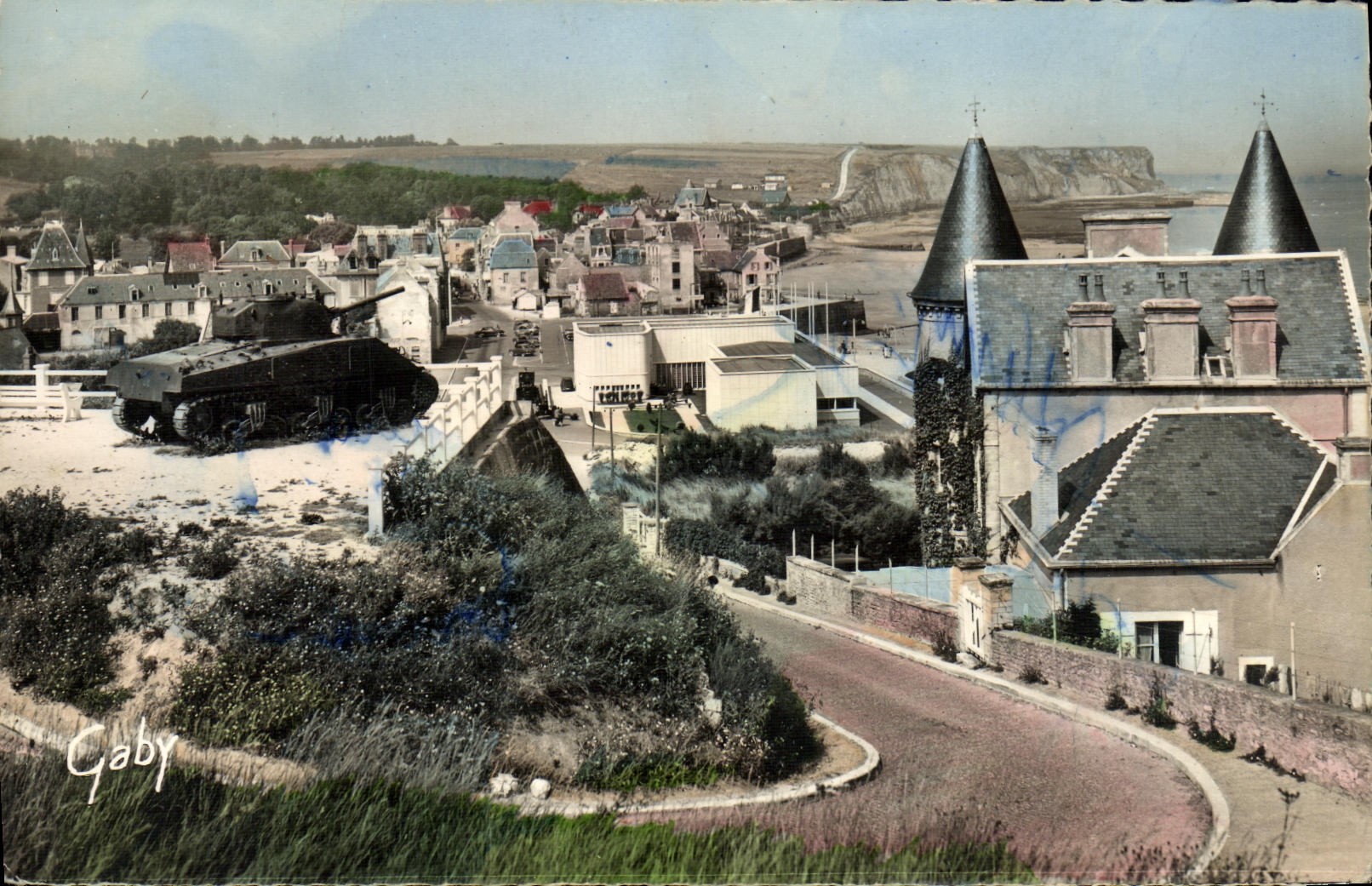 Arromanches — Vue d'ensemble, le Tank et le Musée — Éditions Gaby