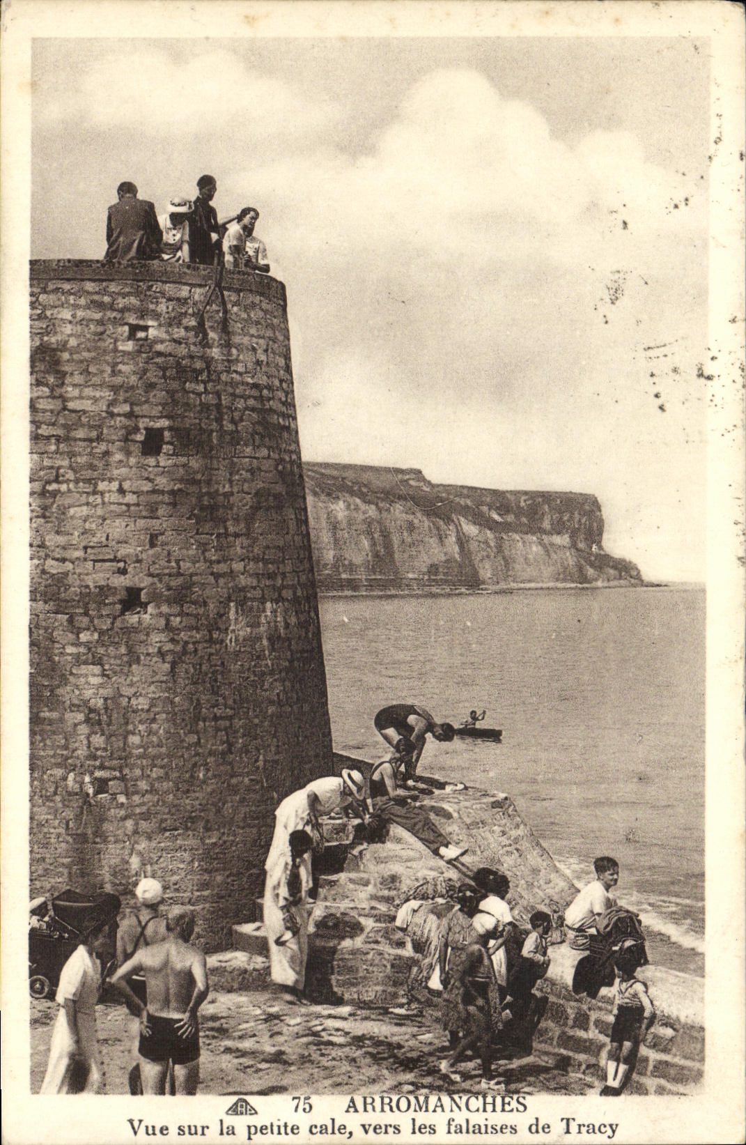 CPA Arromanches Vue Sur La Petlegere marque de pli en coin sinon bon sujet ite Cale Vers les Falaises de Tracy