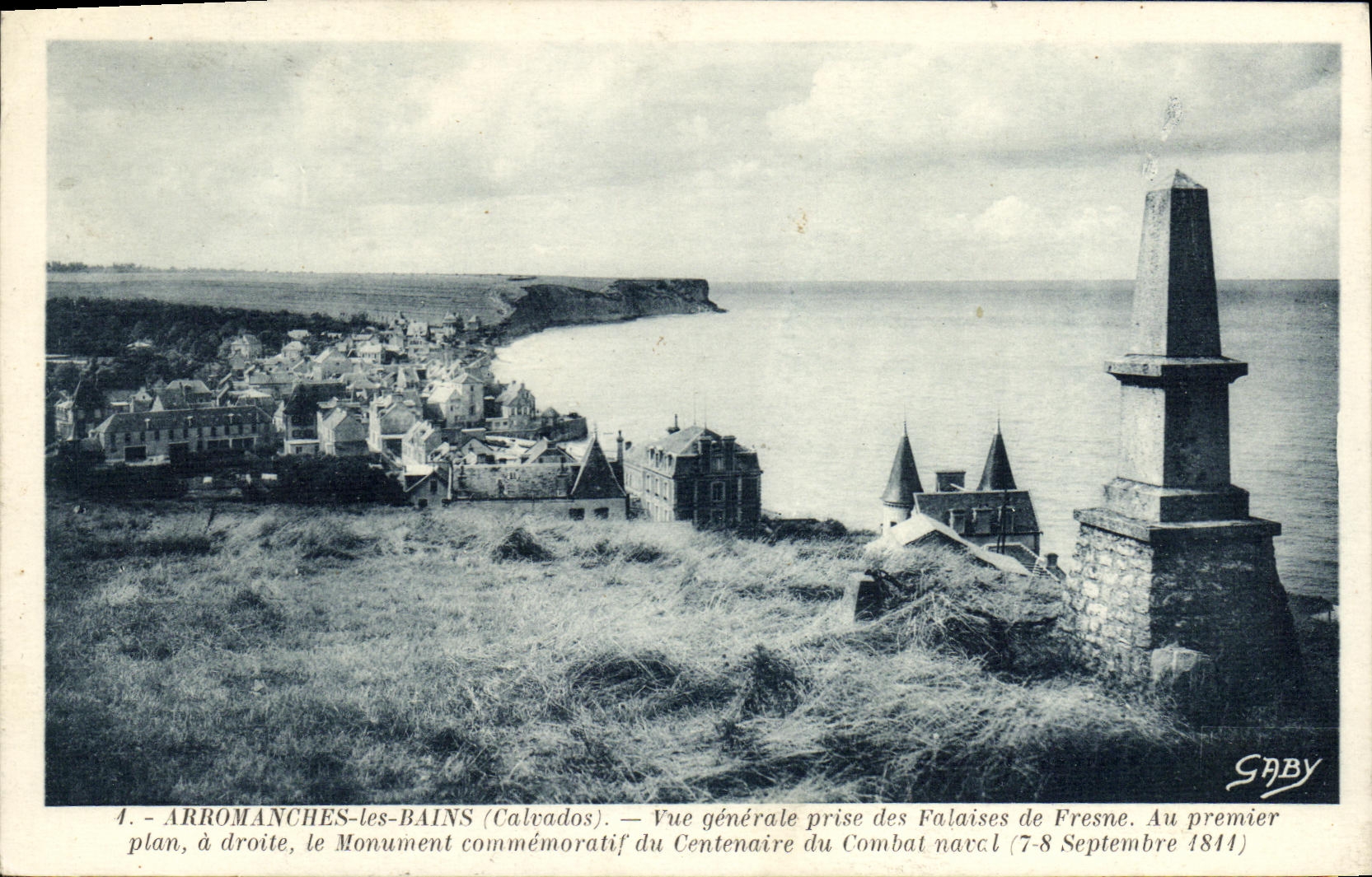 Arromanches-les-Bains (Calvados) — Vue générale prise des Falaises de Fresne. Au premier plan, le Monument commémoratif du Centenaire du Combat naval (7-8 Septembre 1814) — Édition Gaby