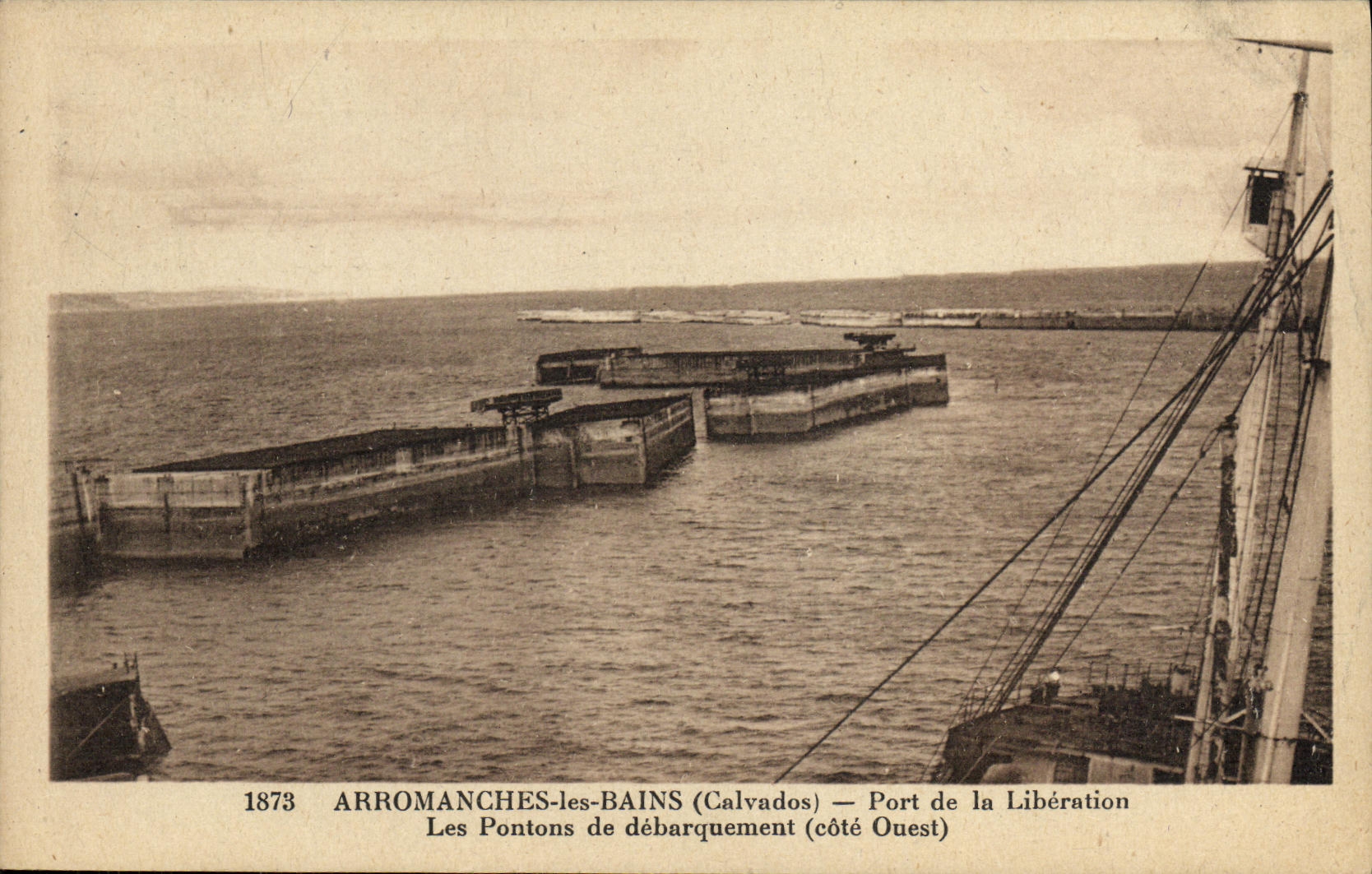 CPA Arromanches Les Bains Port de la liberation Les pontons du debarquement
