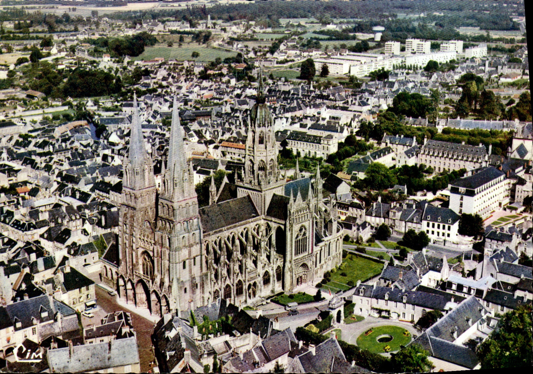 Bayeux (14) - La Cathédrale — Vue aérienne — Combier Imprimeur Macon