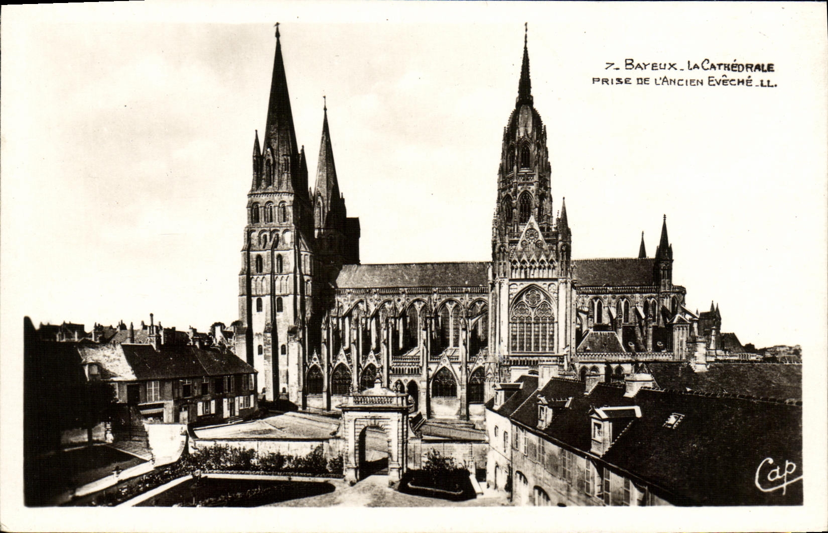 Bayeux — La Cathédrale prise de l'ancien évêché — Cap