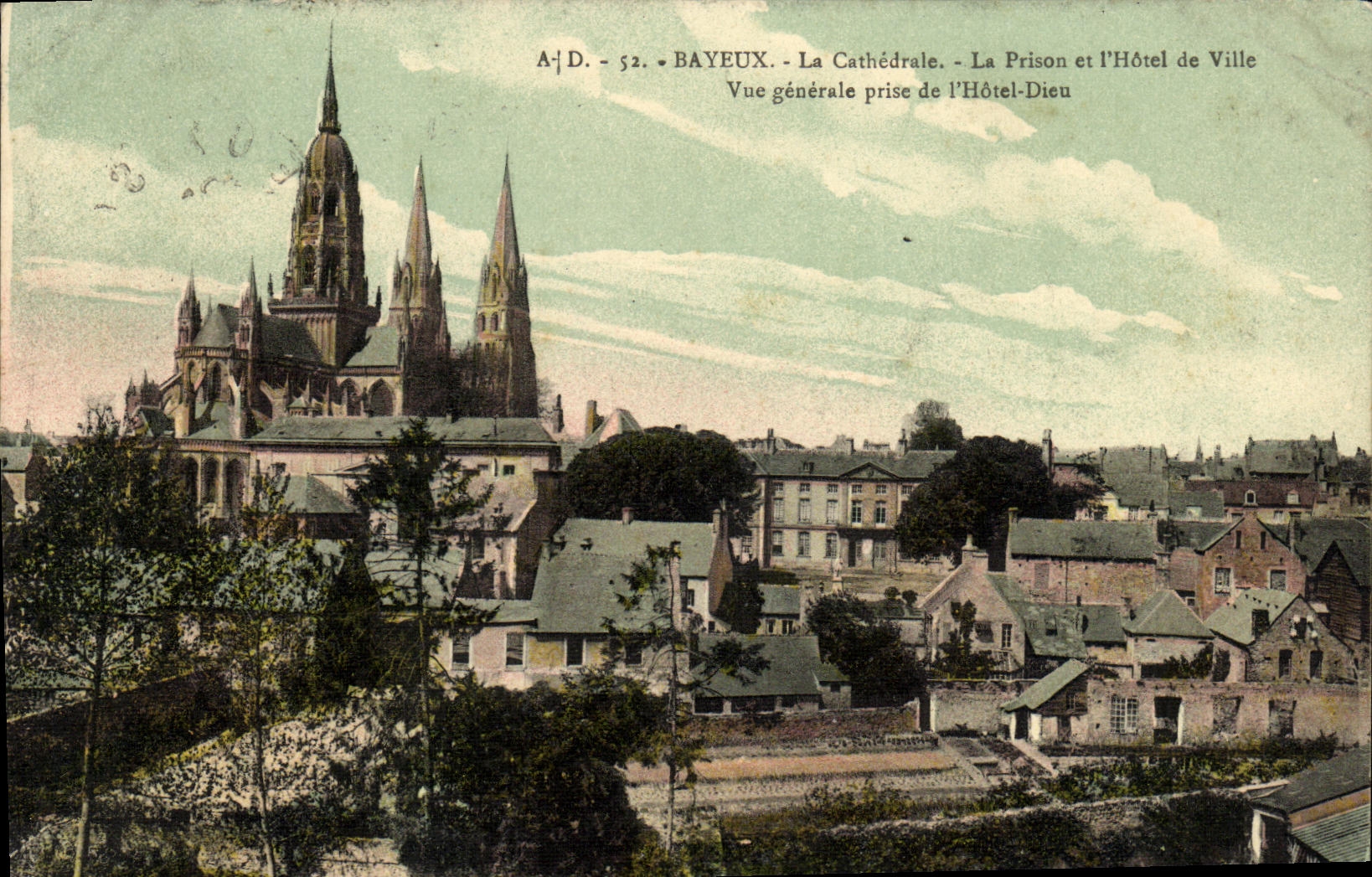 Bayeux - La Cathédrale, La Prison et l'Hôtel de Ville - Vue générale prise de l'Hôtel-Dieu